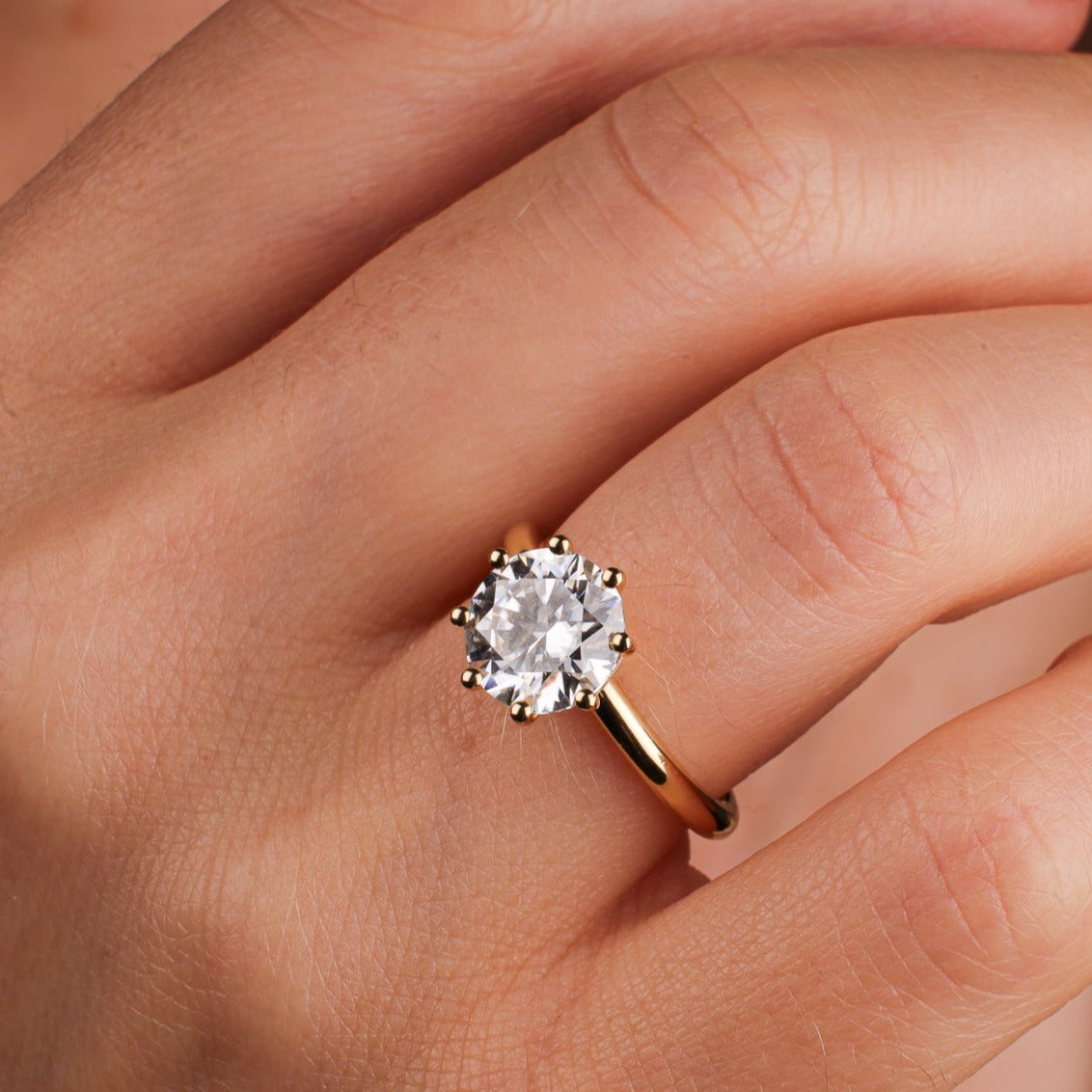 Engagement Ring with a Floral Basket Featuring Round Diamond Round